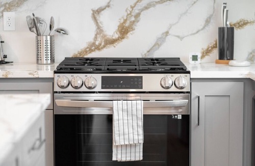 NoHo Arts District House | MODERN 3-4 BEDROOM TOWNHOME BUILT IN 2023 WITH OFFICE, BONUS ROOM, 2-CAR GARAGE WITH EV CHARGER & 2 BALCONIES (p63)