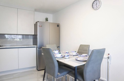 Custom House House | Modern 3-Bed Home by ExCeL Centre & City Airport
