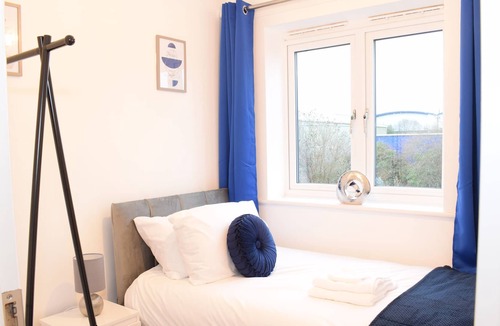 Bilston House | Modern 3 Bed House w/ Parking