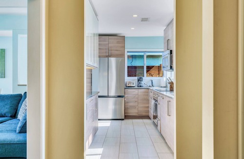 Los Cerritos House | Modern 3 bedroom pool house with above ground hot tub, big backyard