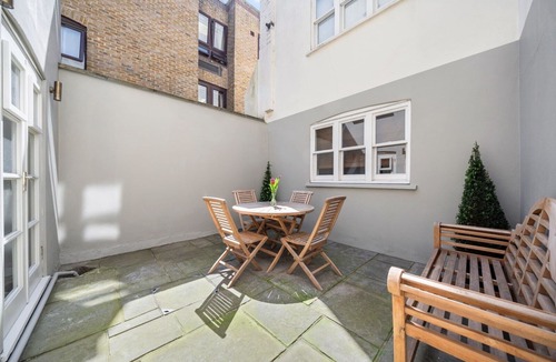 Vincent Square House | Modern 3-floor open plan townhouse with patio