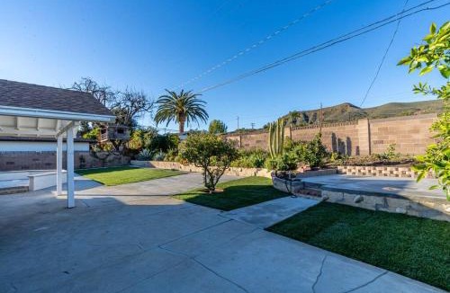 Casa Conejo House | Modern 3 King Beds, Beautiful Large Backyard, WFH, Long Stays, Waterfall, WI-FI, FWY, 25 mins to Beach