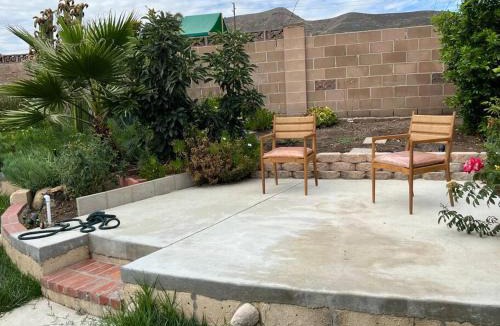 Casa Conejo House | Modern 3 King Beds, Beautiful Large Backyard, WFH, Long Stays, Waterfall, WI-FI, FWY, 25 mins to Beach