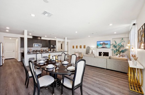 Sun City House | Modern 3000 sqft 5BR/3.5BTH, Gated Yard, Garage