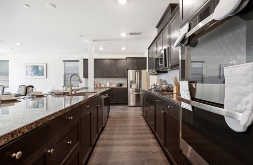 Sun City House | Modern 3000 sqft 5BR/3.5BTH, Gated Yard, Garage