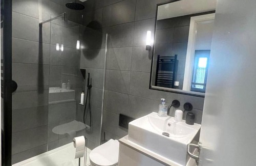 Dudden Hill Apartment | Modern 3BR Corporate Apartment, Dollis Hill, Lift Access, Ideal for Business Stays & Company Bookings