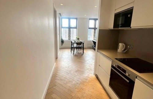 Dudden Hill Apartment | Modern 3BR London Apartment | 2Bathrooms | AC | Lift | Ideal for long stays