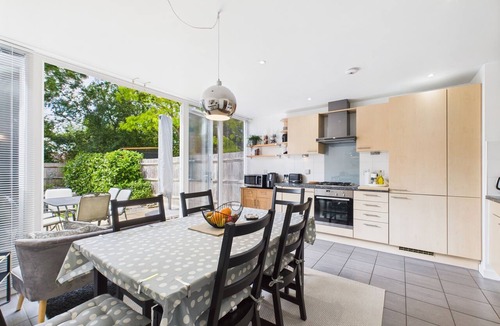 Ewell House | Modern 3BR Townhouse | Self Check-In | Sleeps 6 | 35min Direct Train to London