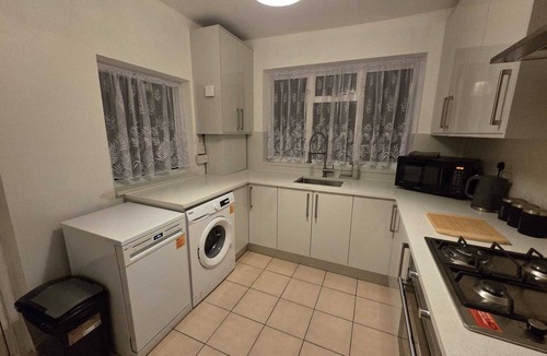 Belvedere House | Modern 4-Bed House with Parking, Perfect for families, Groups & Contractors