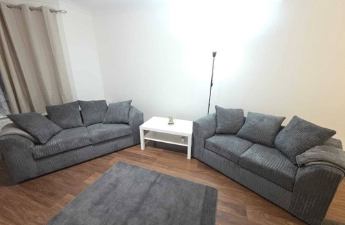 Belvedere House | Modern 4-Bed House with Parking, Perfect for families, Groups & Contractors