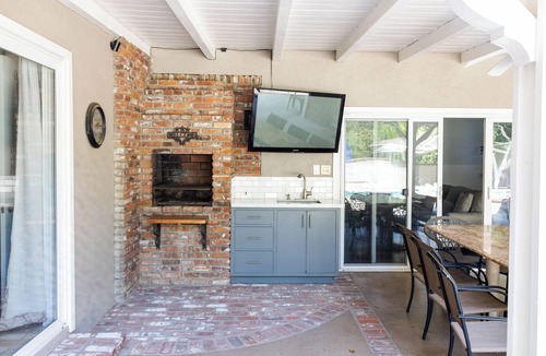 Newhall House | Modern 4 Bedroom Home with Pool - Ideal Retreat for Families.