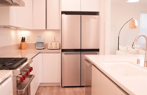 Ventura House | Modern 4-BR Townhouse Near Ventura Beach – Walk to Sand & Surf!