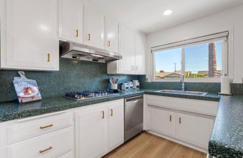 Casa Conejo House | Modern 4 King Beds, Beautiful Large Backyard, Golf, WFH, Long Stays, WI-FI, FWY, 25 mins to Beach