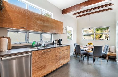 Greater Wilshire - Hancock Park House | Modern 4BR Home w/Chef's Kitchen & Yard