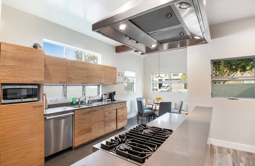 Greater Wilshire - Hancock Park House | Modern 4BR Home w/Chef's Kitchen & Yard