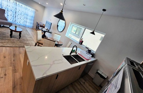 East Hollywood Hotel | Modern 5-Bedroom Hollywood Escape and Exclusive Stay with AC, WiFi & Parking