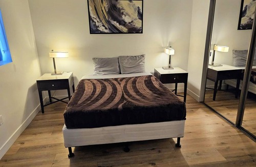 East Hollywood Hotel | Modern 5-Bedroom Hollywood Escape and Exclusive Stay with AC, WiFi & Parking