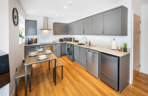 Southampton Apartment | Modern and charming 2-bedroom apartment located in the heart of Shirley, just minutes from Southampton City Centre. Surrounded by top restaurants, cafés, bars, and local attractions. Ideal for weekend breaks, business trips, staycations.