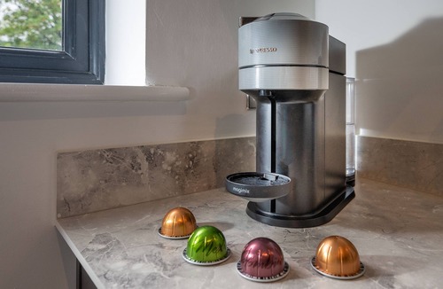 Southampton Apartment | Modern and charming 2-bedroom apartment located in the heart of Shirley, just minutes from Southampton City Centre. Surrounded by top restaurants, cafés, bars, and local attractions. Ideal for weekend breaks, business trips, staycations.