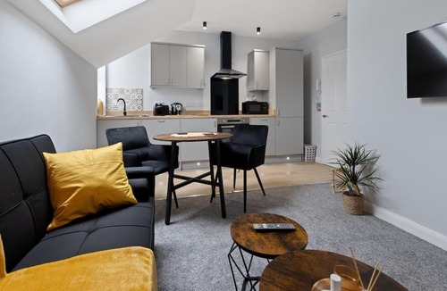 Mapperley Apartment | Modern Apartment Free Off Road Parking King Room Suite 10