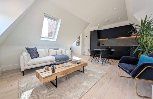 West Finchley Apartment | Modern Apartment in Moss Hall Court