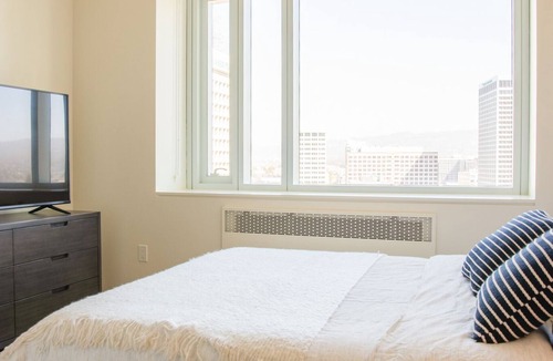 Downtown Oakland Apartment | Modern Apartment in Prime Location (ID2480X10)