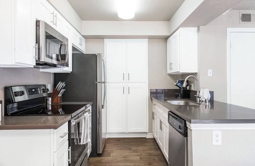 Los Serranos Apartment | Modern Apartment in Prime Location (ID8322X41)