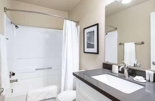 Los Serranos Apartment | Modern Apartment in Prime Location (ID8322X41)