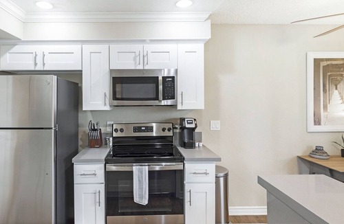 Los Serranos Apartment | Modern Apartment in Prime Location (ID8313X81)