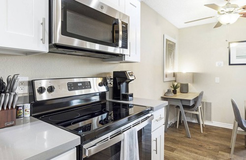 Los Serranos Apartment | Modern Apartment in Prime Location (ID8313X81)