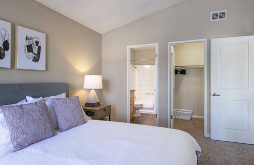 Los Serranos Apartment | Modern Apartment in Prime Location (ID9448X47)