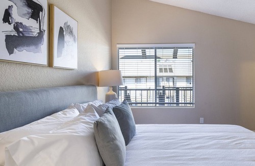 Los Serranos Apartment | Modern Apartment in Prime Location (ID9448X47)