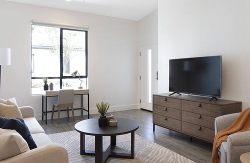 Lincoln Acres Apartment | Modern Apartment in Prime Location (ID6738X99)