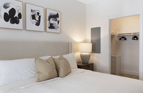 Lincoln Acres Apartment | Modern Apartment in Prime Location (ID6738X99)