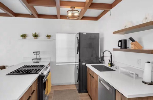 North Long Beach Apartment | Modern Apartment Near Disneyland - Free Parking