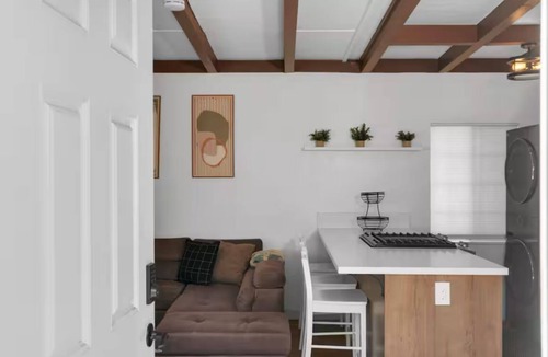 North Long Beach Apartment | Modern Apartment Near Disneyland - Free Parking