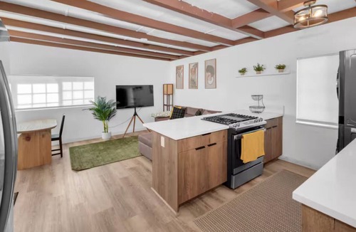 North Long Beach Apartment | Modern Apartment Near Disneyland - Free Parking