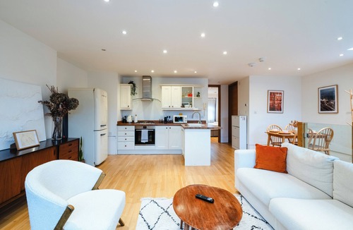 Bayswater Apartment | Modern Apartment with Spacious Terrace Near Hyde Park