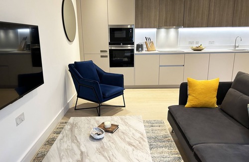 Brondesbury Park Apartment | Modern bright 1 bedroom apartment with balcony, courtyard, gym & 24-hr concierge