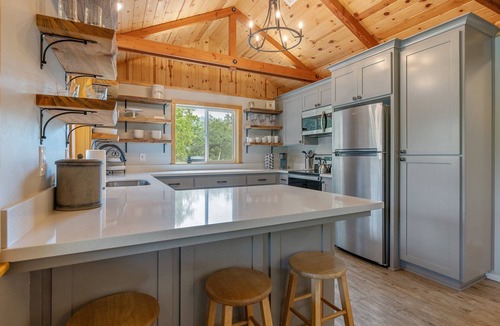 Springville House | Modern Cabin on Private Lake: Gateway to the Sequoias