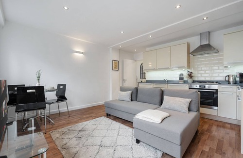 Canary Wharf Apartment | Modern Canary Wharf Apartment - Near Transport