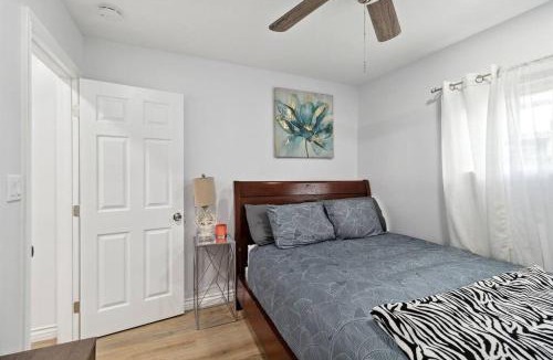Palmdale House | Modern City Ranch 3 bdrm Family Home Access by Dirt Road
