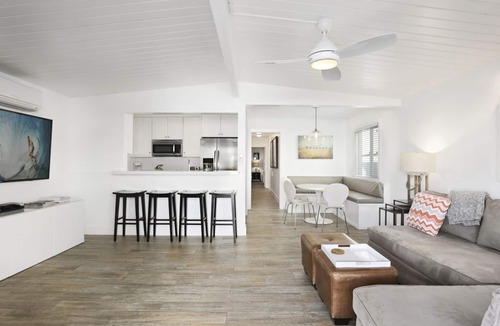West Newport House | MODERN, CLEAN BEACH HOUSE steps to the sand with AC, Bikes, Parking, Beach Gear