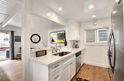 West Newport House | MODERN, CLEAN BEACH HOUSE steps to the sand with AC, Bikes, Parking, Beach Gear