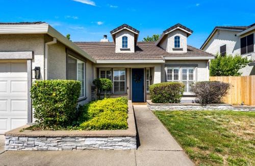 Lincoln House | Modern & Comfortable with Luxury Master Suite