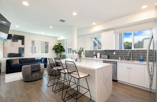 Pico-Union House | Modern construction with chic decor, conveniently located near Downtown and Hollywood