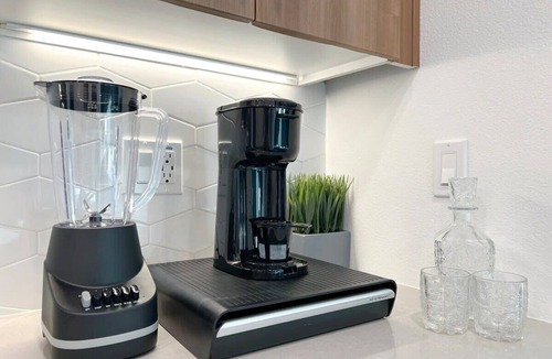 Beverly Hills Apartment | Modern Cosmopolitan APT Mid Hollywood with Free Parking 10mins to Universal Stud
