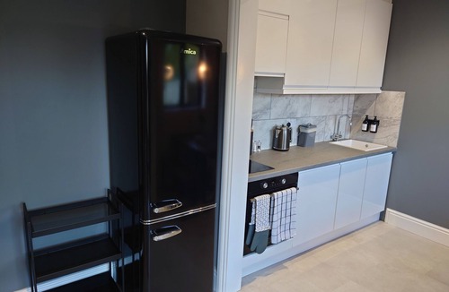 Newton St Loe House | Modern & Cosy 2 bedroom Bungalow Near Bath, Bristol & The Cotswolds
