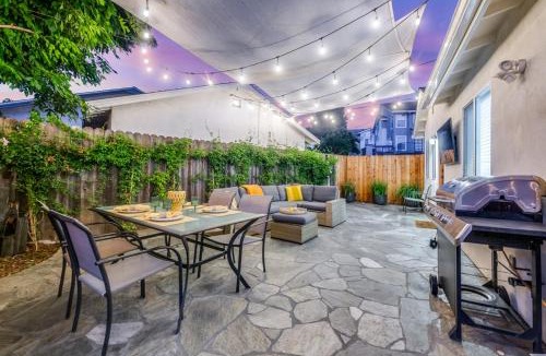 Thousand Oaks House | Modern Cottage, Hot Tub, Bistro Patio, Putting Green, Walk to All!