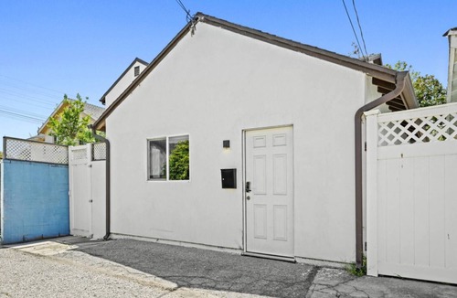 McLaughlin House | Modern & Cozy Guest House Studio PET Friendly Parking